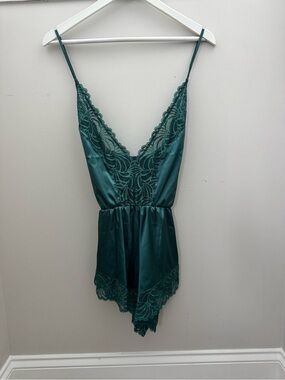Mentionables Satin & Lace Teddy Romper Emerald Green Size Large NWOT